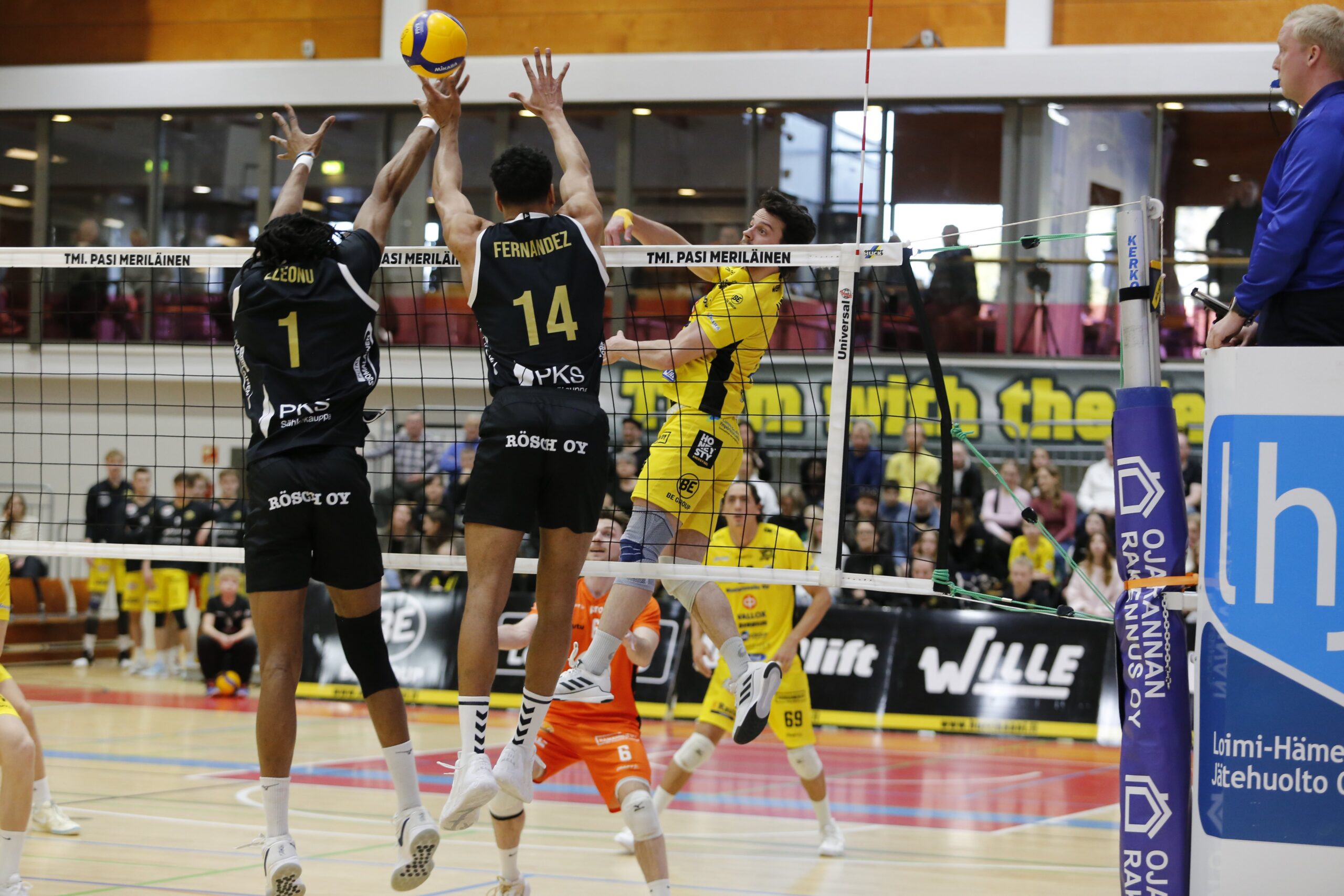 Hurrikaani, TUTO Volley ja Tiikerit avausvoittoihin puolivälierissä