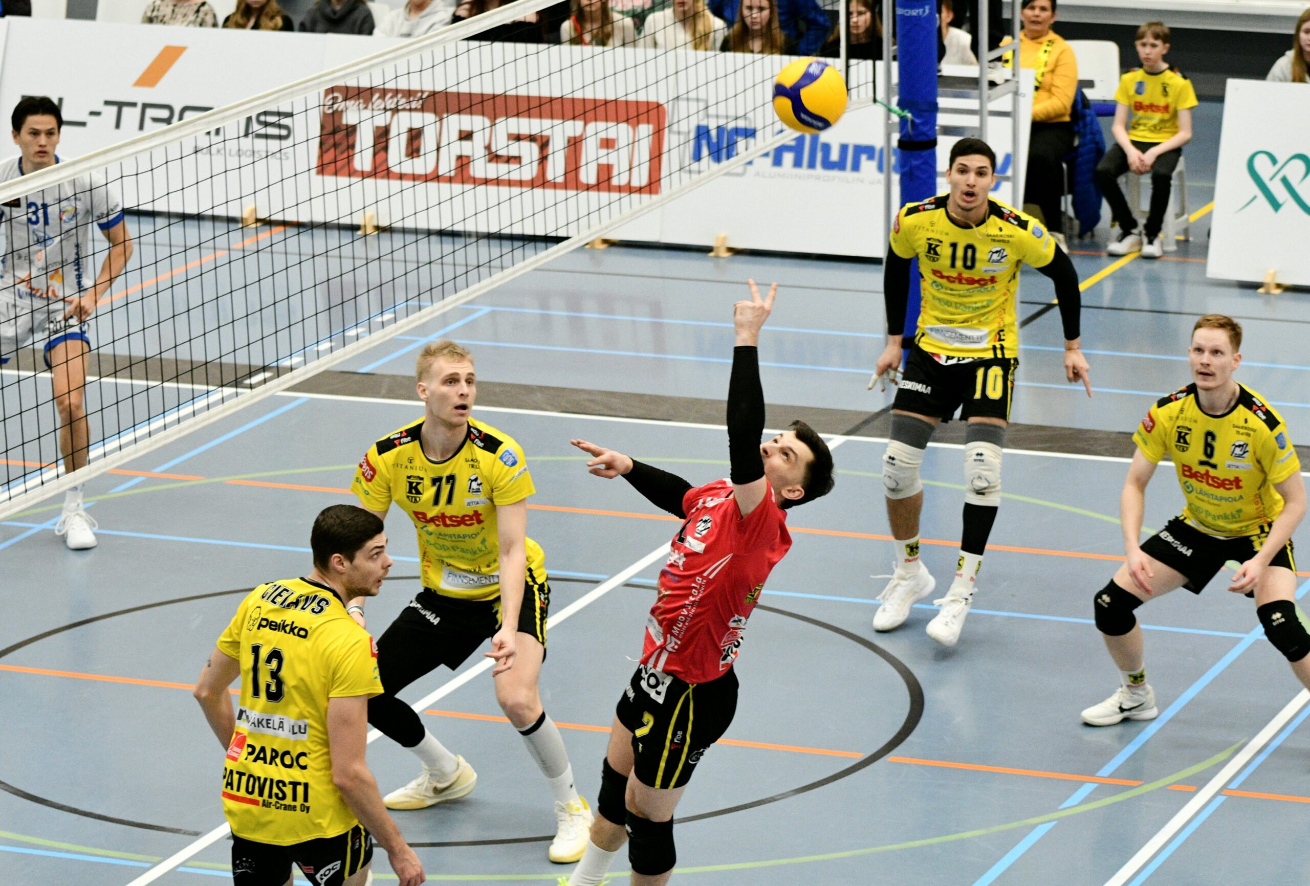 Akaa, Hurrikaani ja Tiikerit enää voiton päässä välieristä - TUTO Volley ryösti kertaalleen Sastamalassa