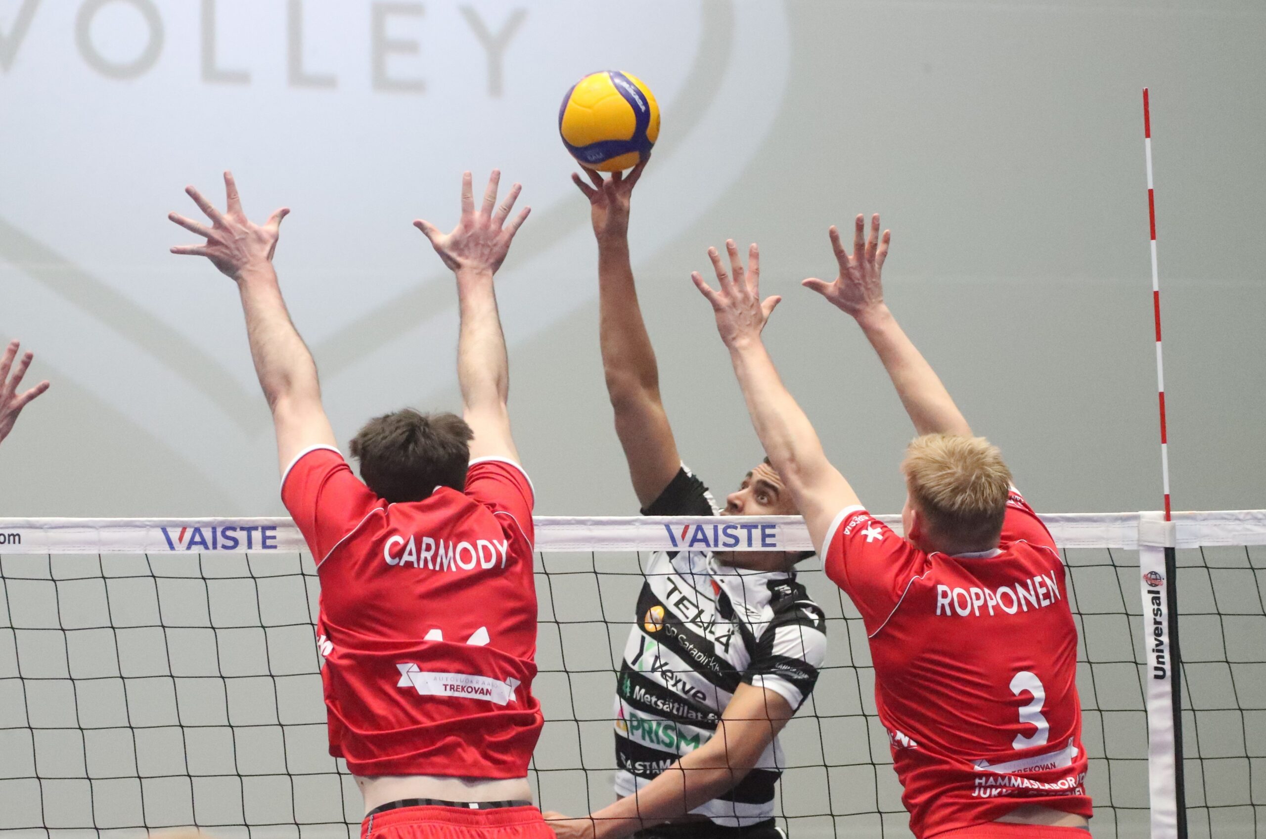 Hurrikaani, TUTO Volley ja Tiikerit avausvoittoihin puolivälierissä