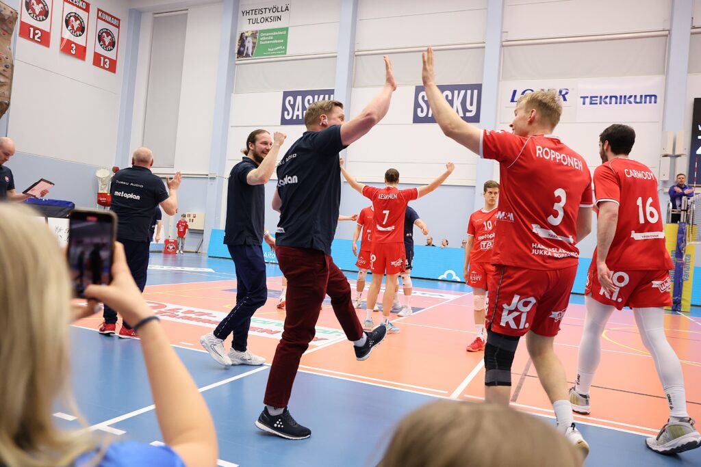 Akaa, Hurrikaani ja Tiikerit enää voiton päässä välieristä - TUTO Volley ryösti kertaalleen Sastamalassa