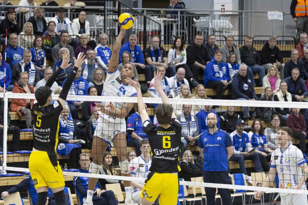 Akaa-Volley ei antanut Tiikereille mahdollisuuksia välierien avauksessa