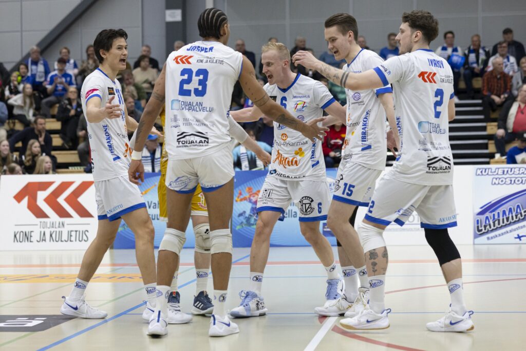 Akaa-Volleyn kotisalin taika ei murtunut välierissäkään