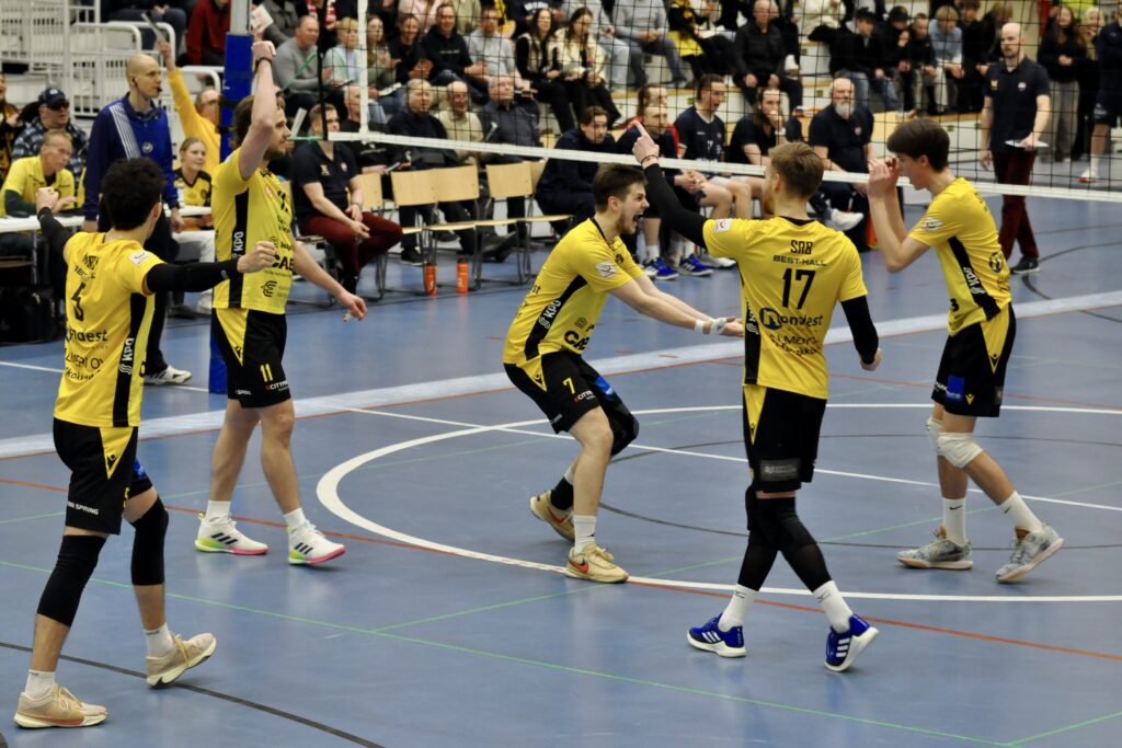 Tiikerit tarrasivat kiinni pronsseihin