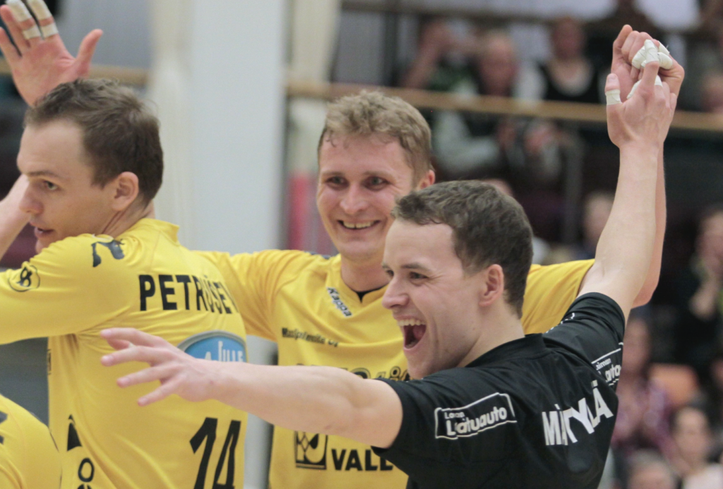 Jesse Mäntylän pelipaita nousi Loimaan liikuntahallin kattoon