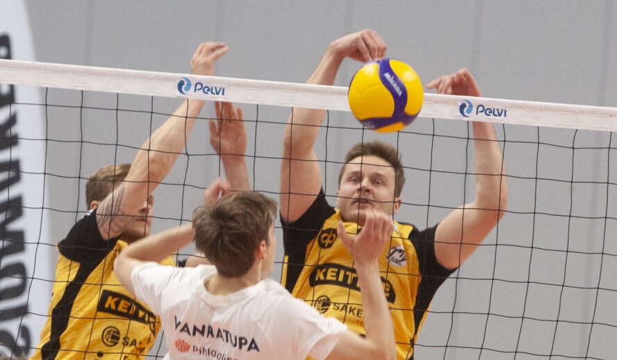Tommi Siirilä torjumassa viidentenä tonnikerhoon