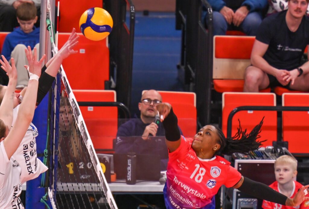 Arctic Volleyn ja Latoya Hutchinsonin tiet eroavat