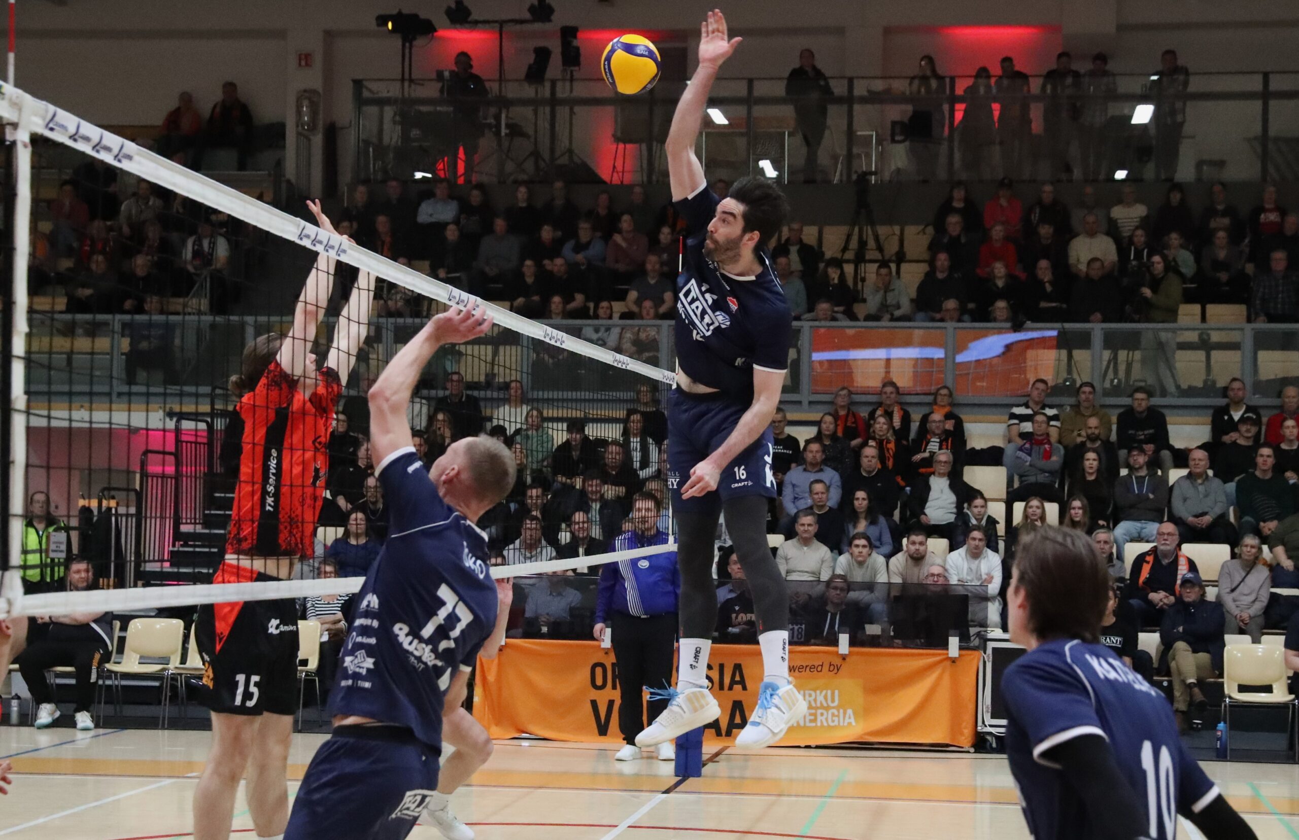 TUTO Volley tarrasi viimeisen pudotuspelipaikkaan - AC Oulu katkaisi Hurrikaanin voittokulun