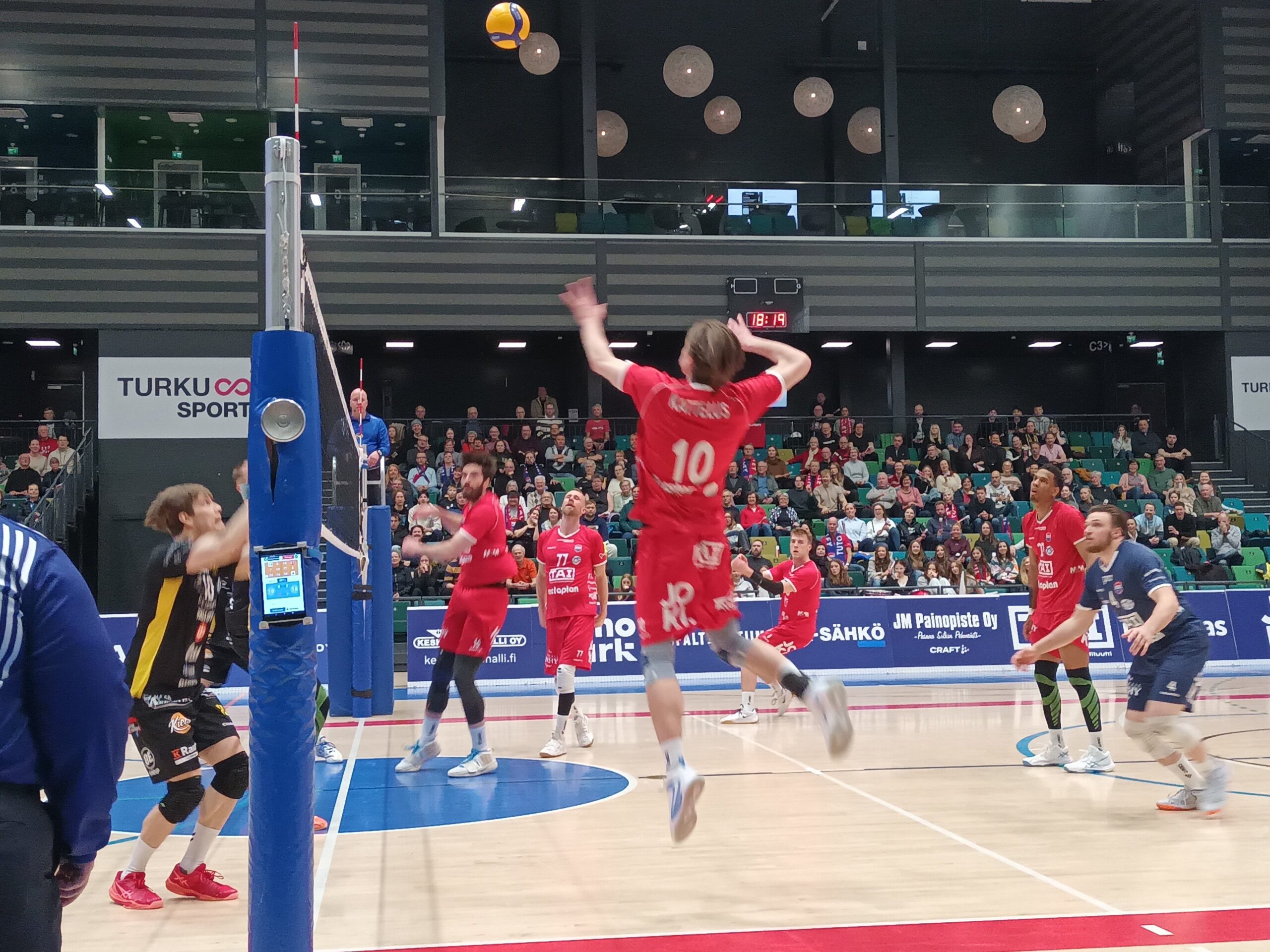 TUTO Volley räjäytti kevään isoimman yllätyksen - AC Oulu Volley ja Savo Volley voiton päähän välieristä