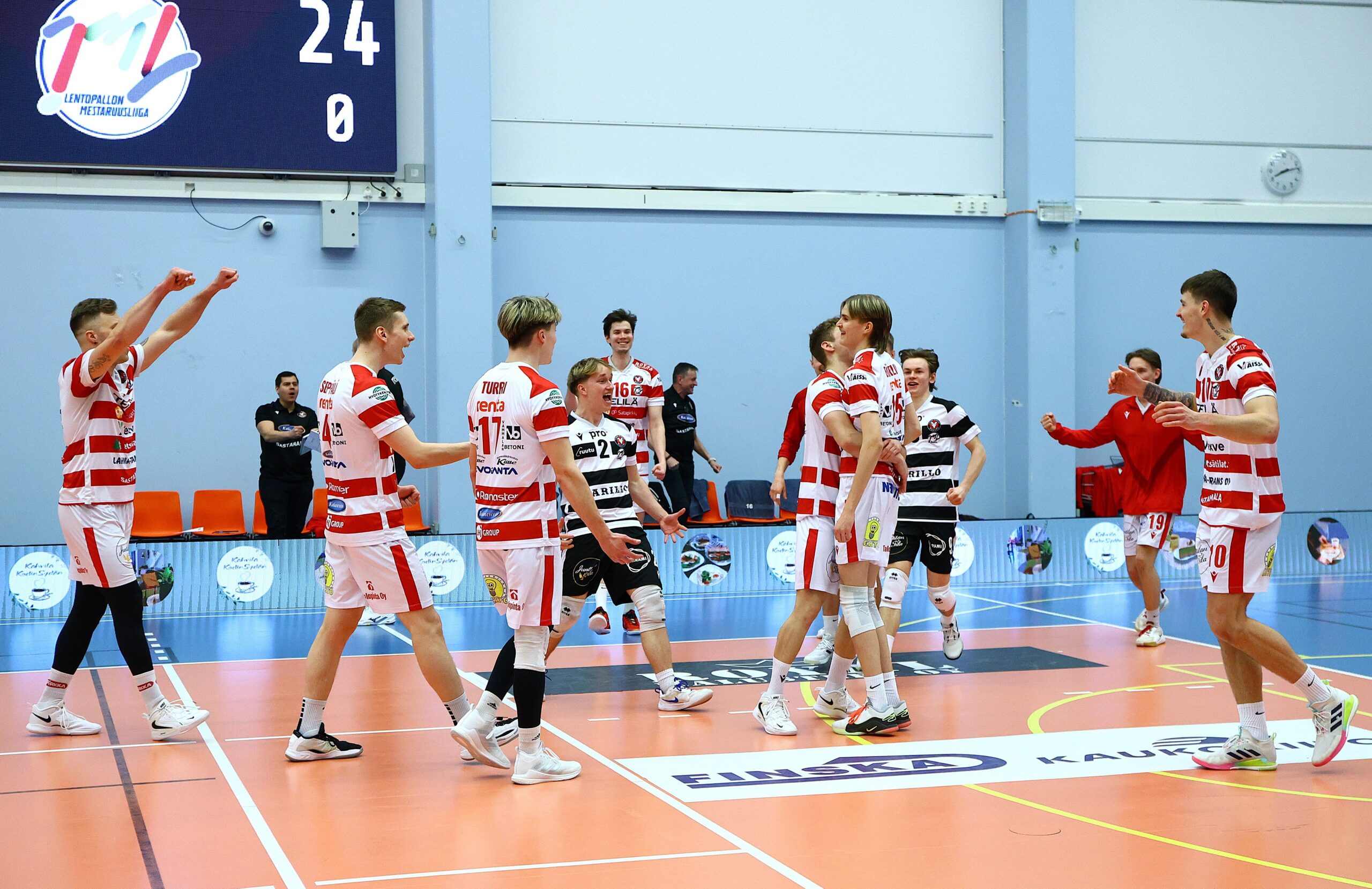 TUTO Volley tarrasi viimeisen pudotuspelipaikkaan - AC Oulu katkaisi Hurrikaanin voittokulun