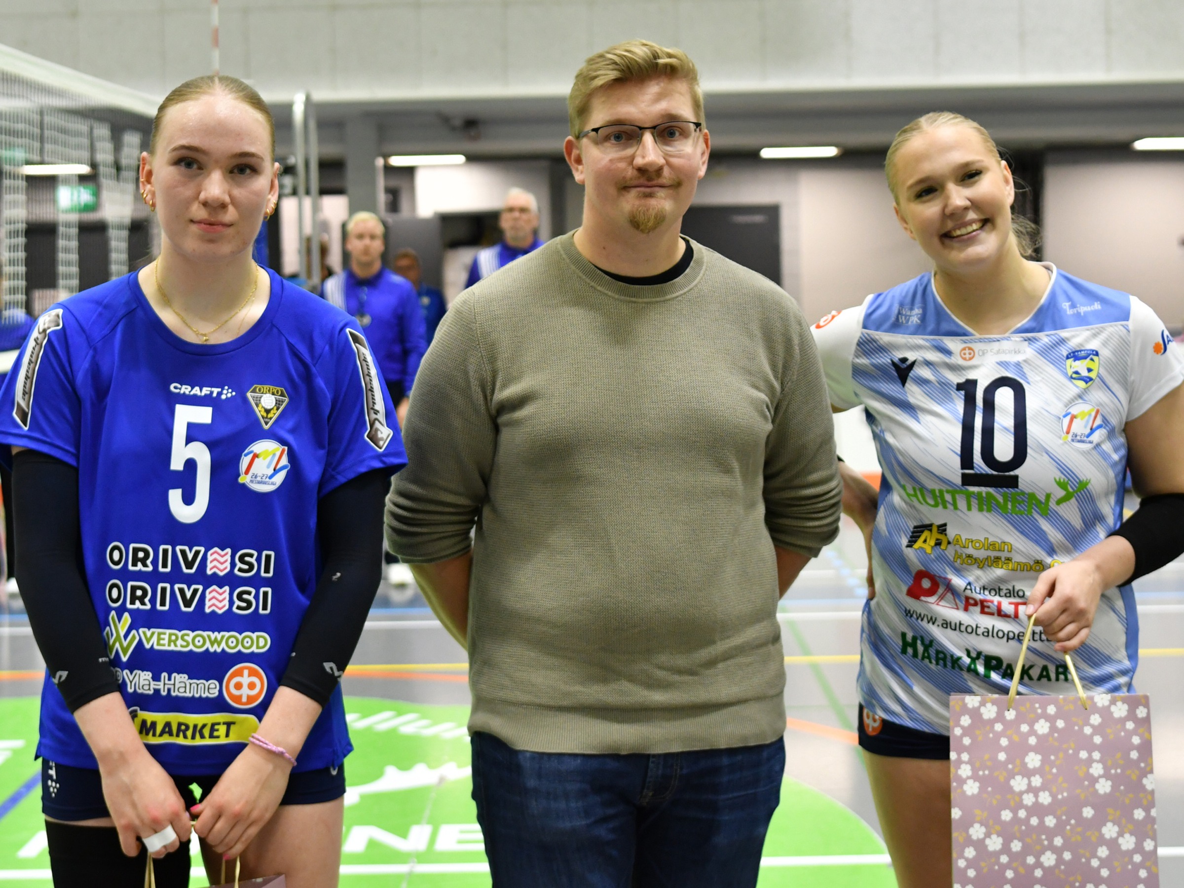 Otteluisäntänä oli Arolan Höyläämö. Toimitusjohtaja Kari Arola palkitsi parhaina pelaajina Henna Strengellin OrPosta ja Linnea Kuuselan LP-Vampulasta.