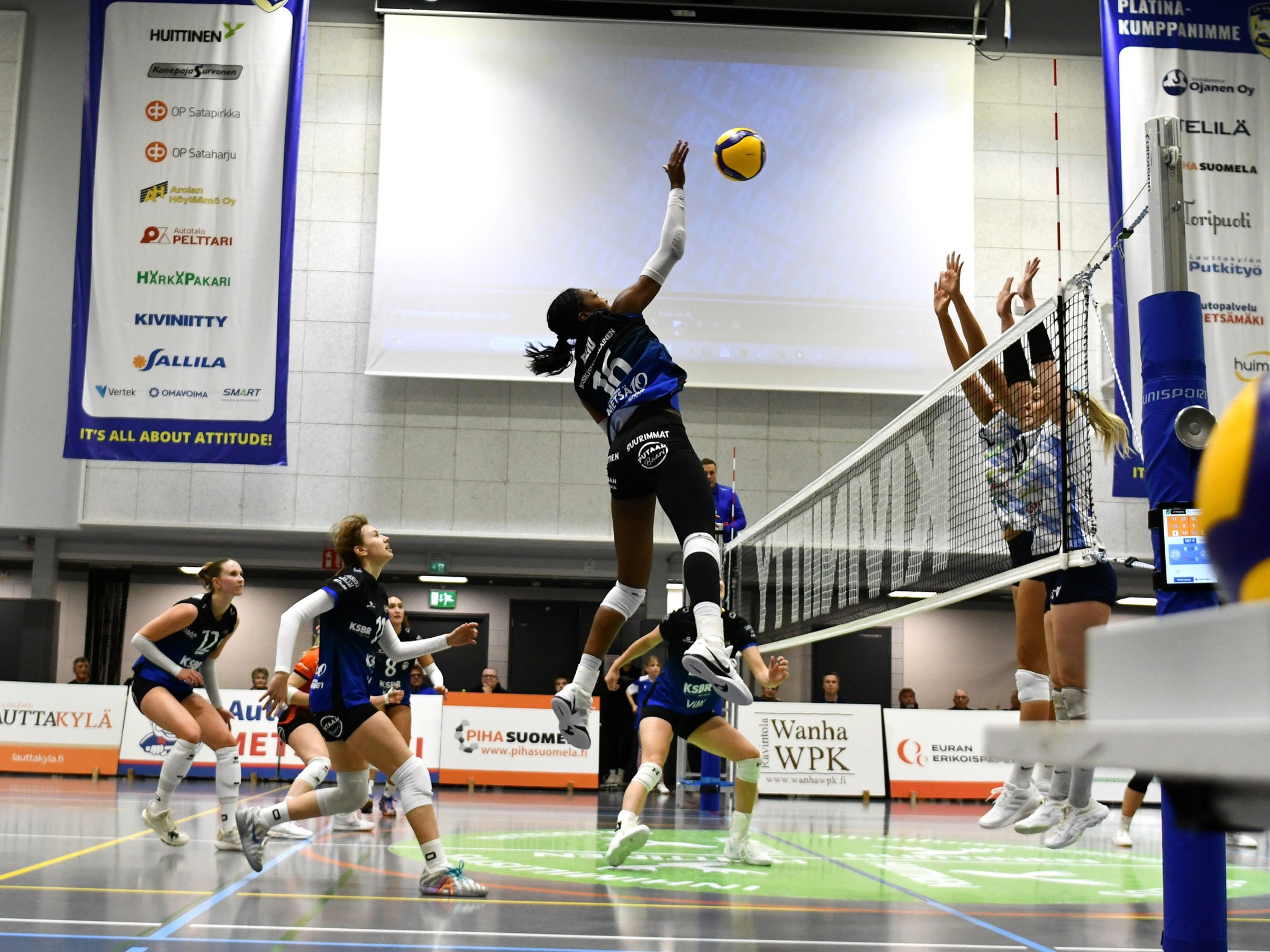 LP Pihtiputaan yleispelaaja Brenya Reid hyökkää kovaa ja korkealta. Kuva Antti Kaskinen