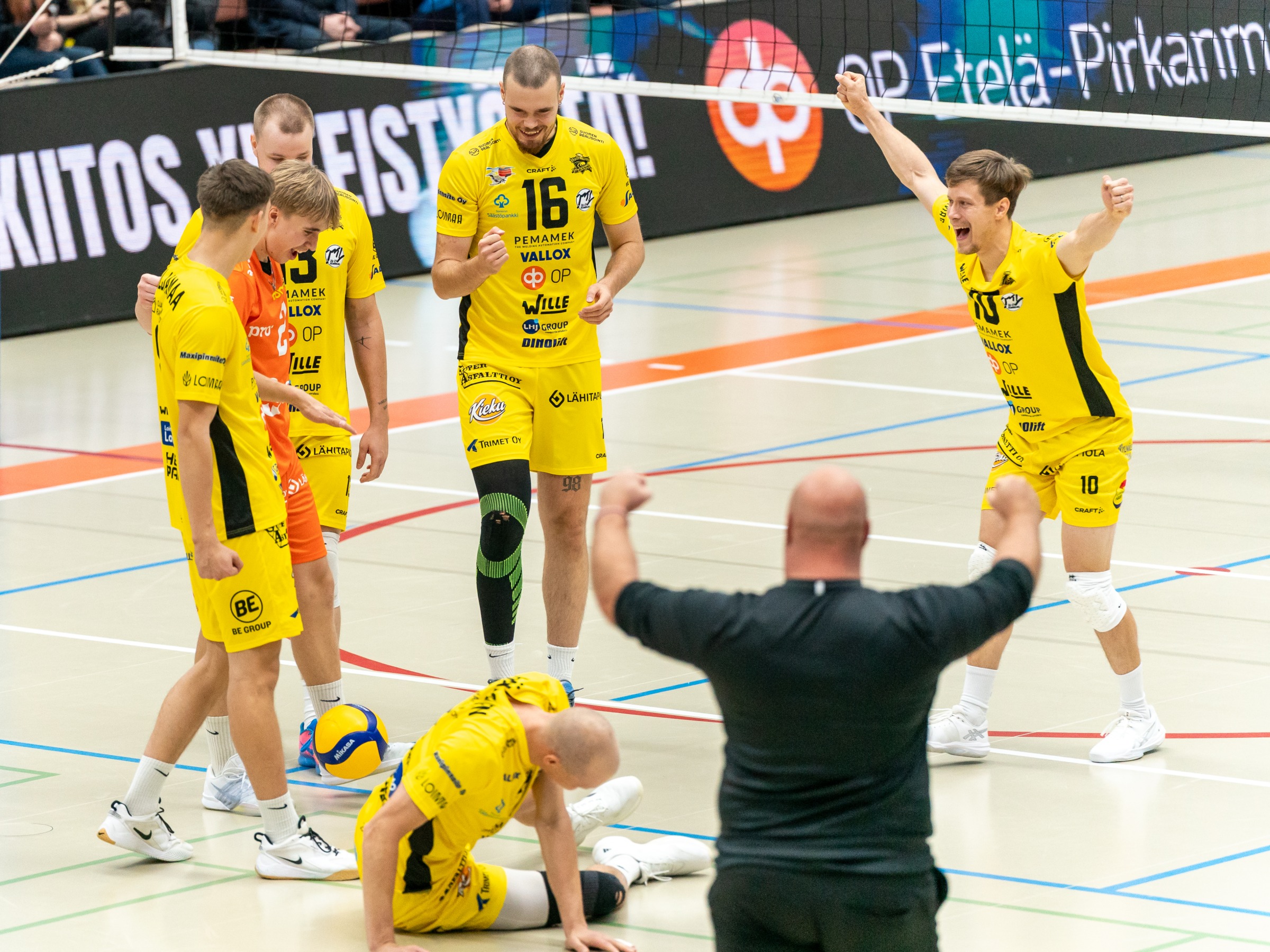 Akaa-Volleyn valmentaja Jani Niskakangas ”Taulu ei valehtele. Tuo on se ero tällä hetkellä ja se pitää kuroa umpeen”