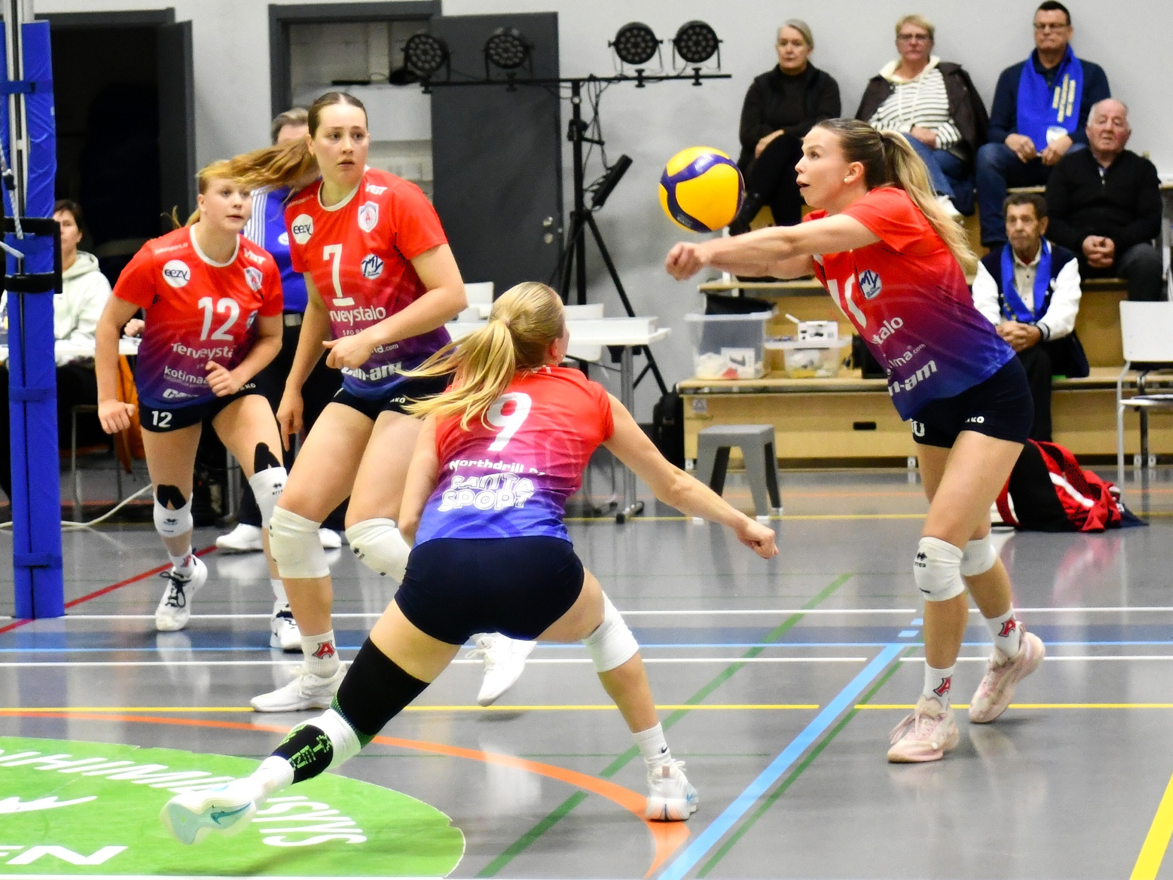 Noora Kallinen nostopuuhissa. Kuva Antti Kaskinen