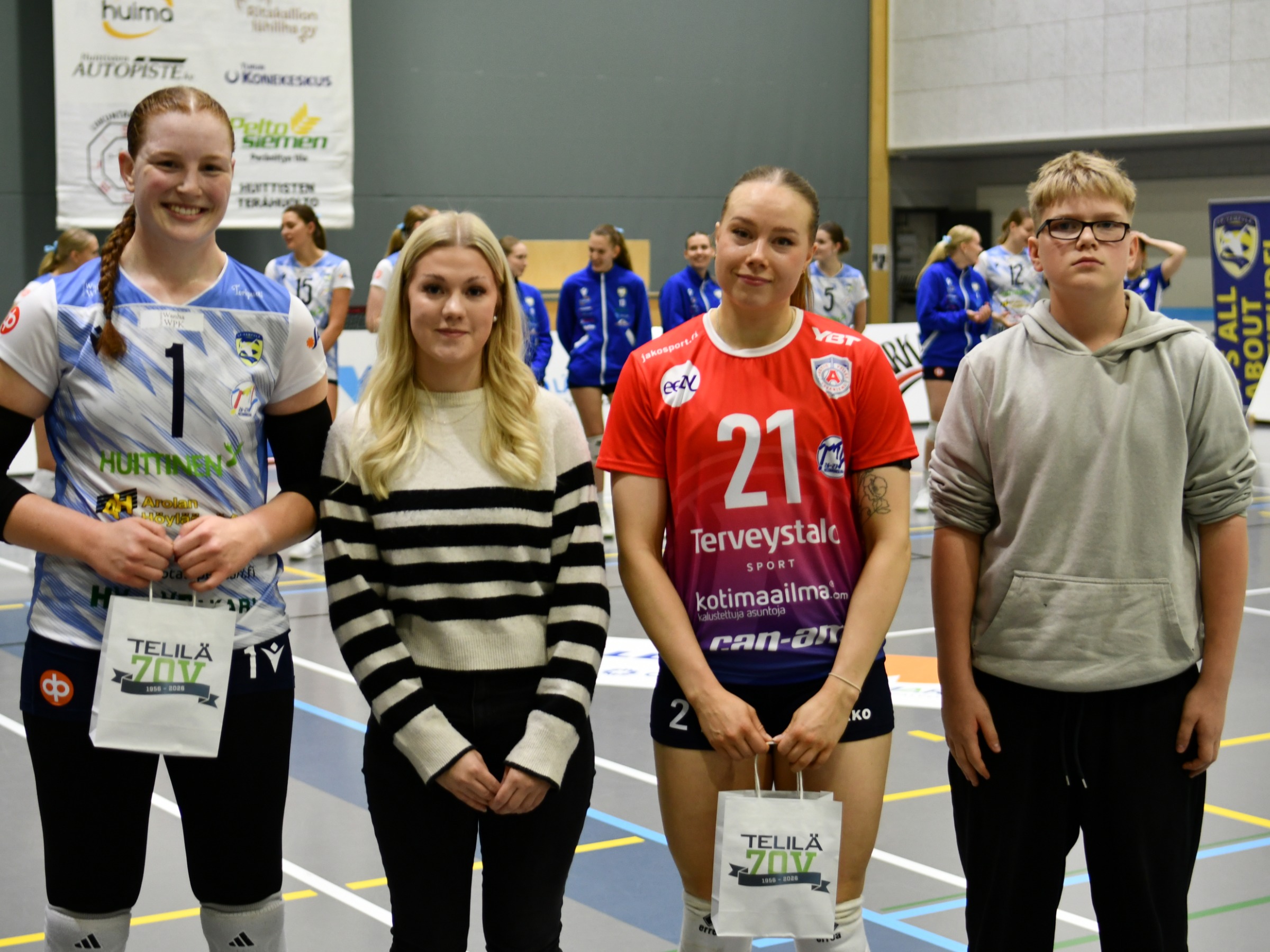 Taylor Humphrey ja Iida Mikkonen palkittiin illan parhaina pelaajina. Otteluisäntänä oli Telilä ja palkinnot jakoi Eerika ja Luukas Telilä. Kuva Antti Kaskinen