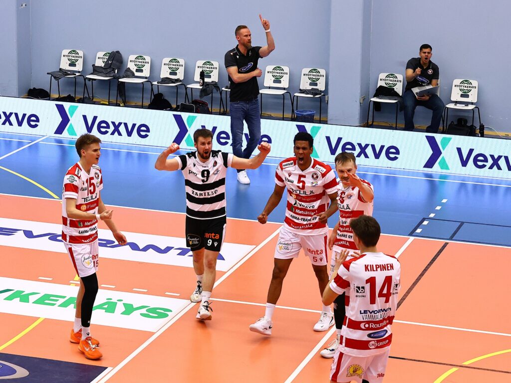 AC Oulu Volley ahdisteli, VaLePa puristi voiton